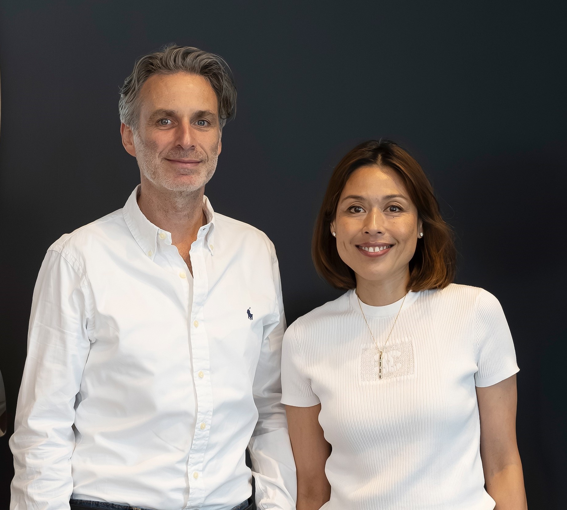 Herr und Frau Rankl vor grauer Wand – Familienunternehmen Rankl Sonnenschutz aus Grünwald bei München