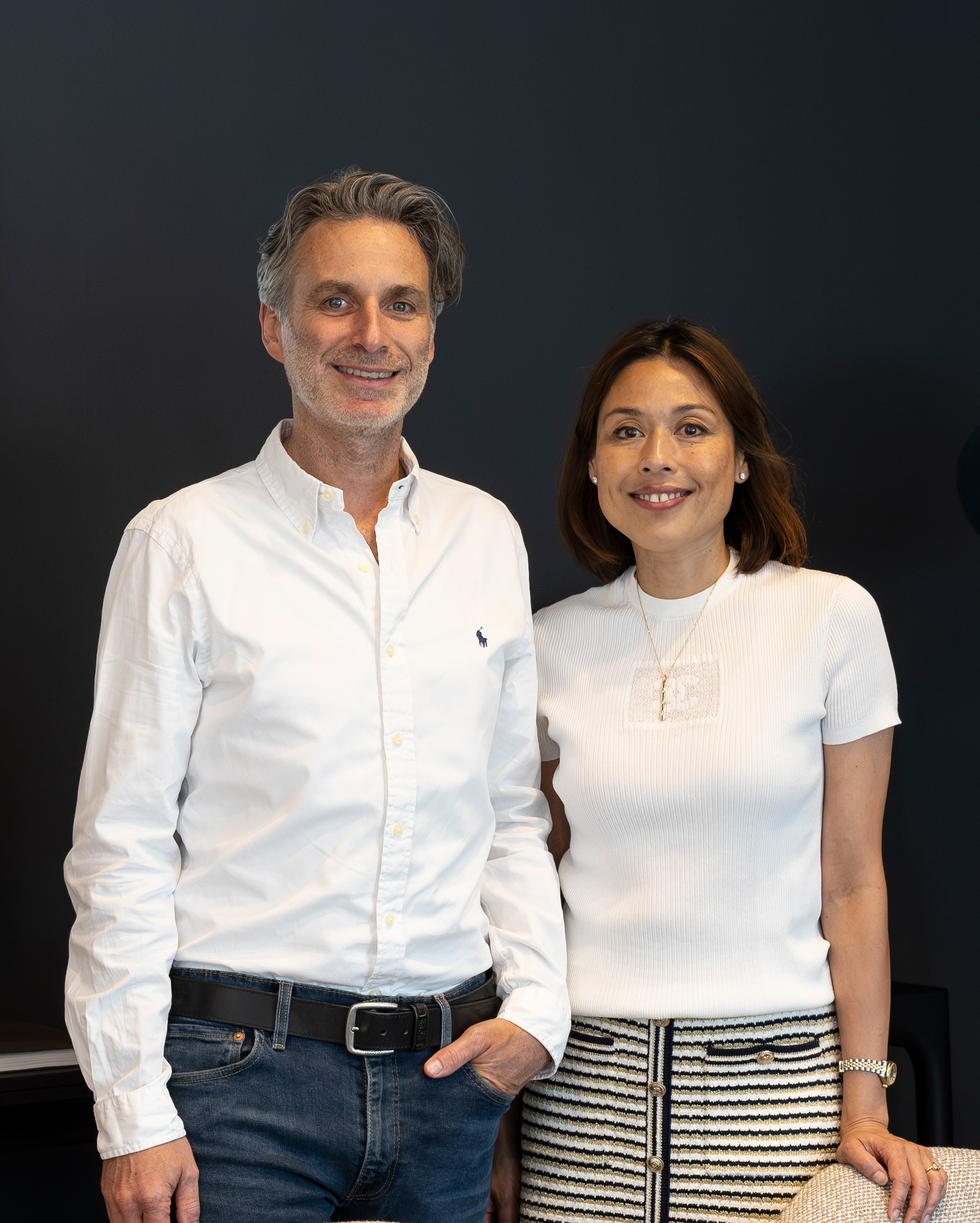 Herr und Frau Rankl vor grauer Wand – Familienunternehmen Rankl Sonnenschutz aus Grünwald bei München