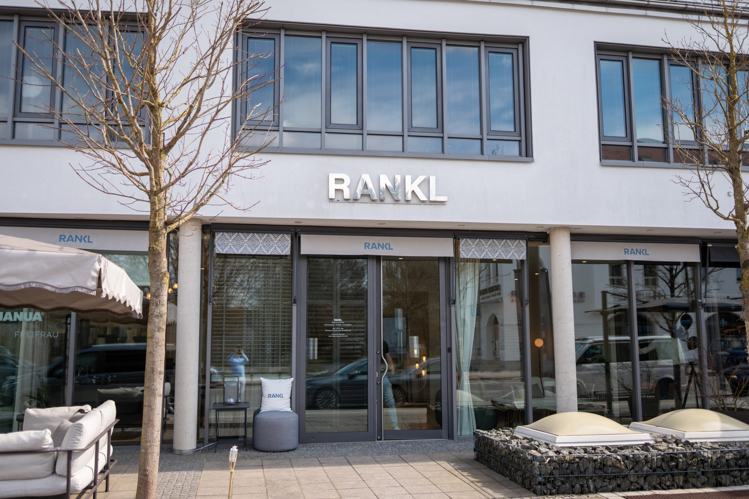 Außenaufnahme der Ausstellung von Rankl Sonnenschutz in Grünwald