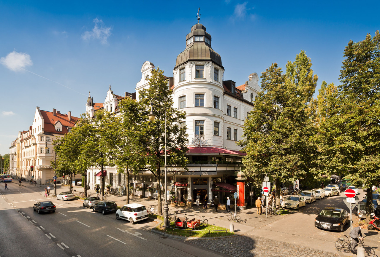 Kaefer Feinkost Laden in München mit verschiedenen Sonnenschutzlösungen