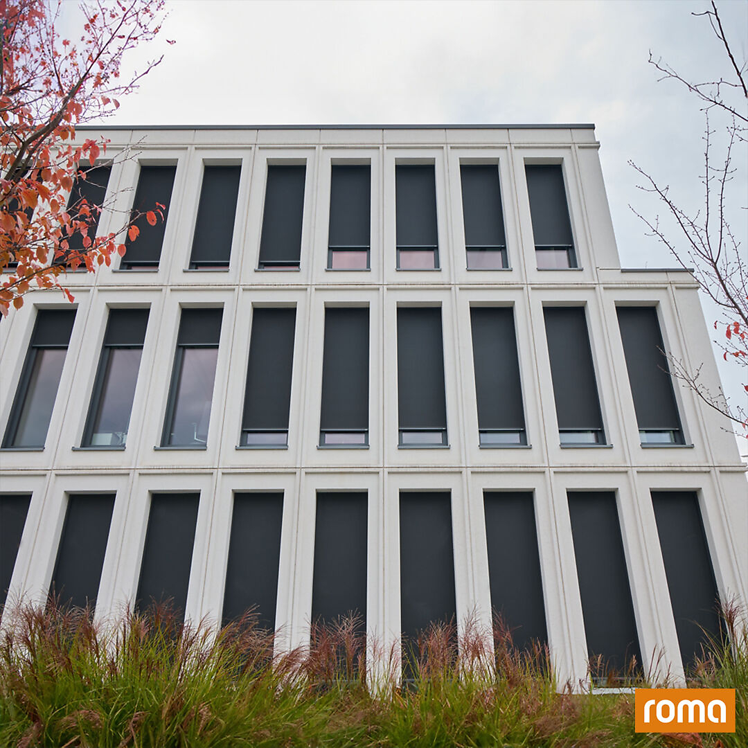 Großes Haus mit Textilscreens als Sonnenschutz