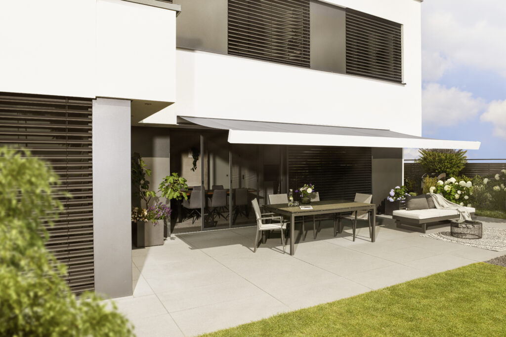 Modernes Einfamilienhaus mit einbruchhemmenden Rollläden und überdachter Terrasse – effektiver Sonnen-, Sicht- und Einbruchschutz von Rankl