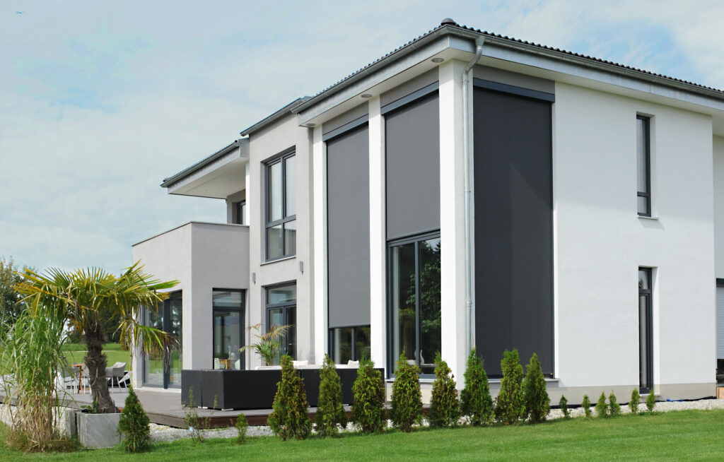 Modernes Einfamilienhaus mit großen Fenstern und maßgefertigten ZipScreens – effektiver Sonnenschutz und Sichtschutz von Rankl