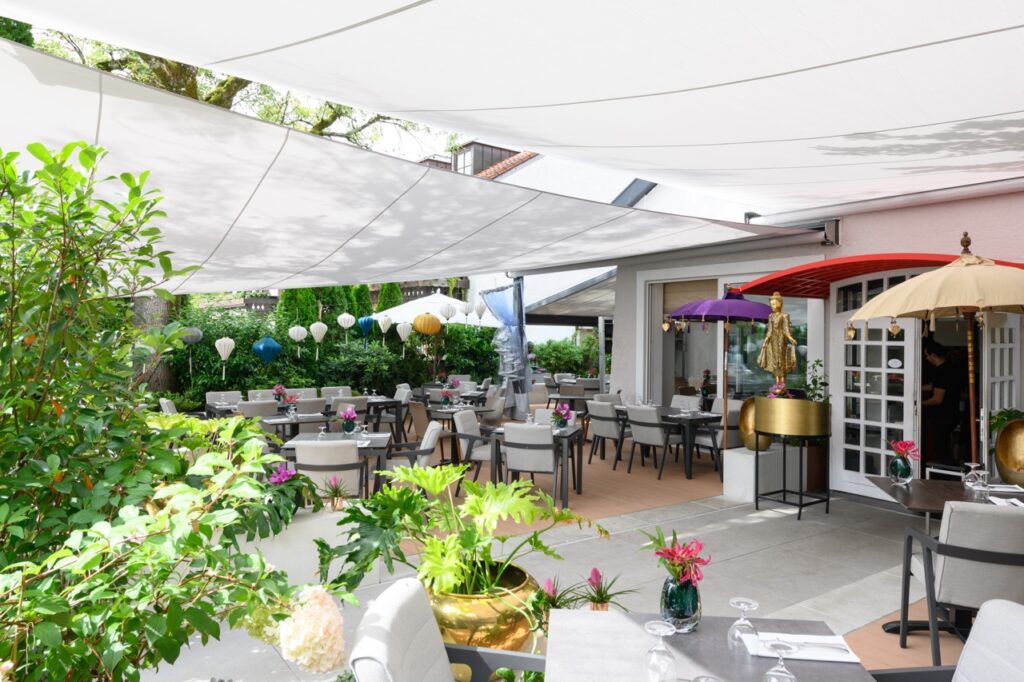Restaurant Chang mit großflächigen, maßgefertigten Markisensegeln für stilvollen Sonnenschutz von Rankl