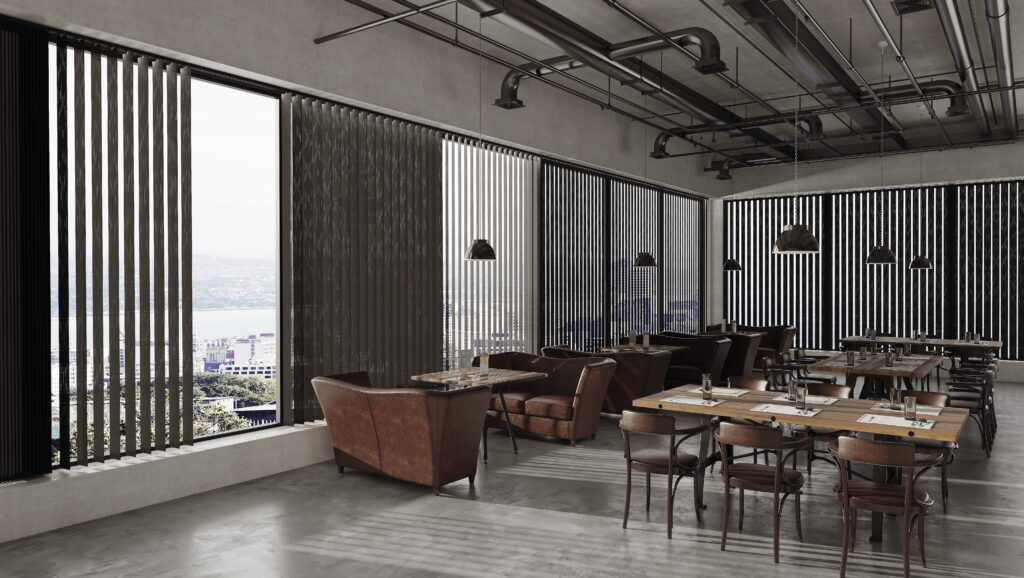 Moderne Aluminiumjalousien in einem großzügigen, lichtdurchfluteten Büro- und Restaurantbereich mit Blick auf die Stadt