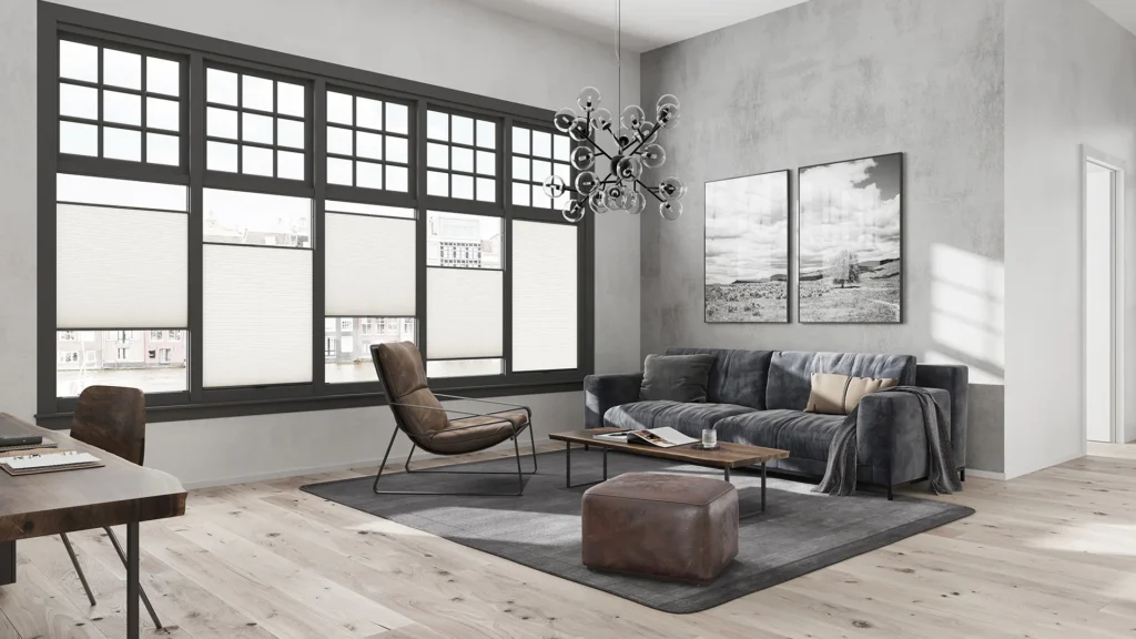 Modernes Wohnzimmer mit maßgefertigten Wabenplissees an großen Fenstern – stilvoller Sicht- und Sonnenschutz von Rankl