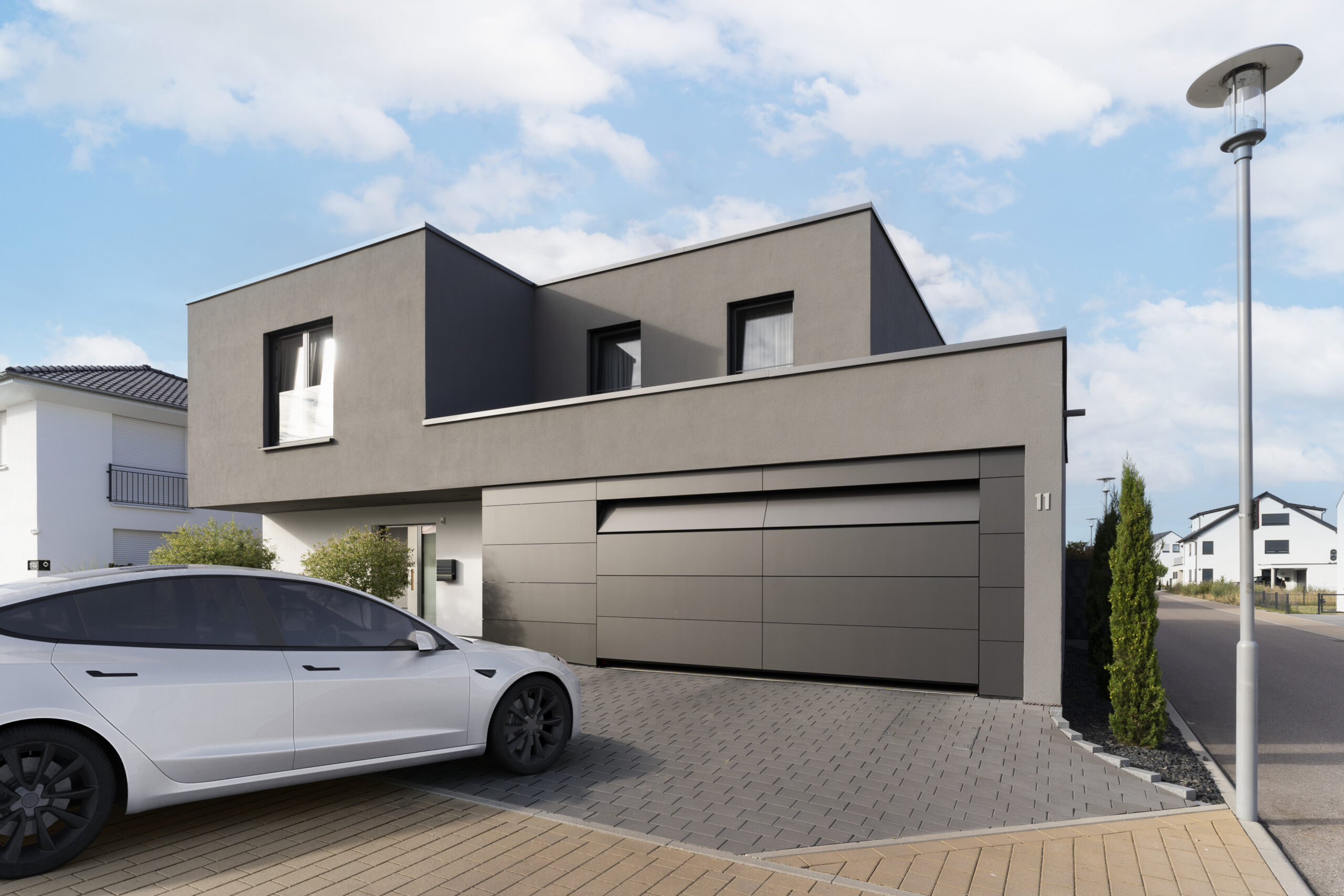 Zeitgemäßes Garagentor an moderner Stadtvilla – Komfort, Sicherheit und Design vereint von Rankl