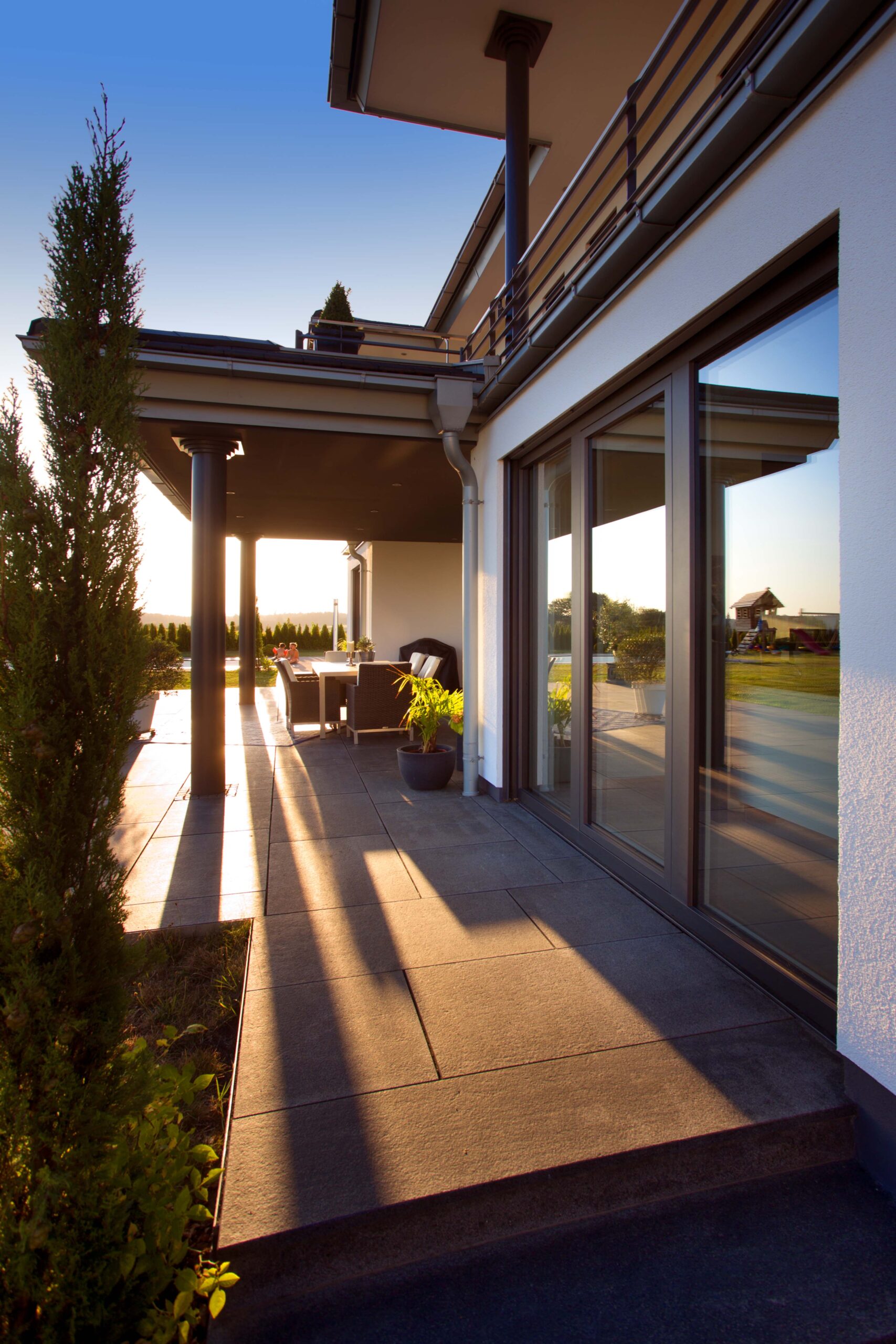 Moderne Villa mit Panoramafenstern und bodentiefer Terrassentür