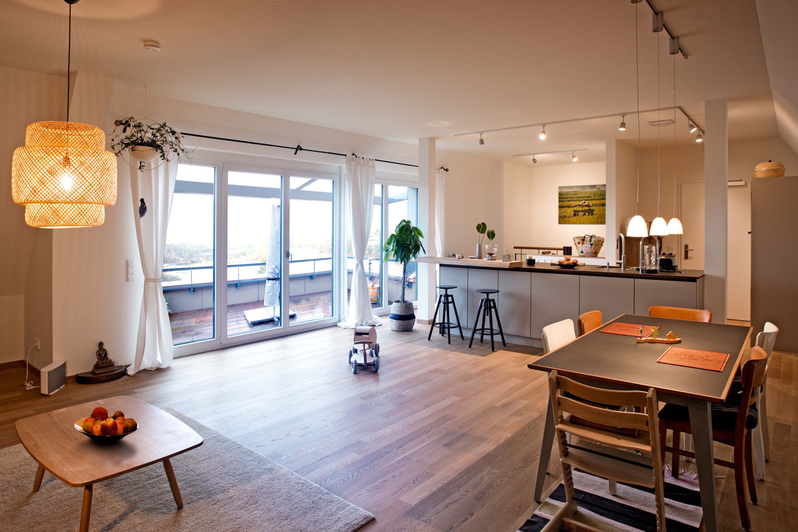 Helle Wohnküche mit bodentiefen Fenstern und Balkonzugang – energieeffiziente Fensterlösungen von Rankl